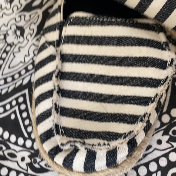 Striped slip ons 🖤 - Picture 10 of 11